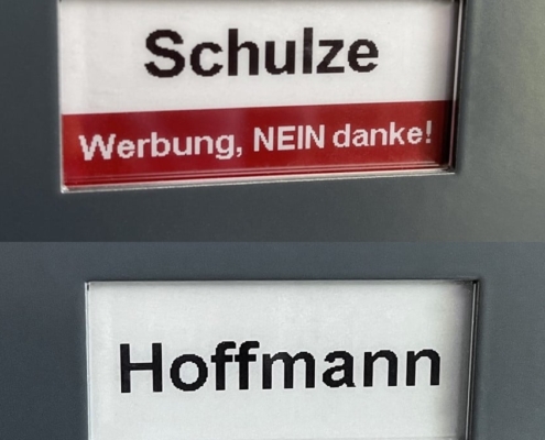 Das Foto zeigt zwei digitale Briefkasten Namensschilder. Auf dem oberen Schild ist der Name des Mieters Schulze sowie die Kennzeichnung, dass keine Werbung gewünscht wird, ersichtlich. Auf dem unteren Briefkastenschild ist nur der Name des Mieters Hoffmann abgebildet.